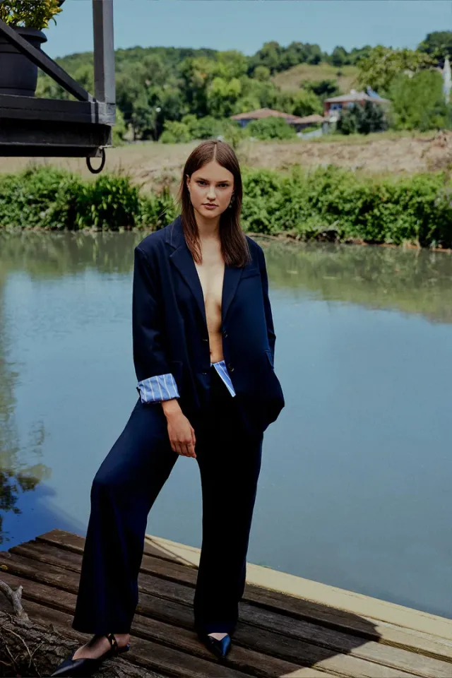 Lacivert Takım Elbise - Astarı Çizgili Blazer Ceket, Bel Detaylı Bol Paça Pantalon