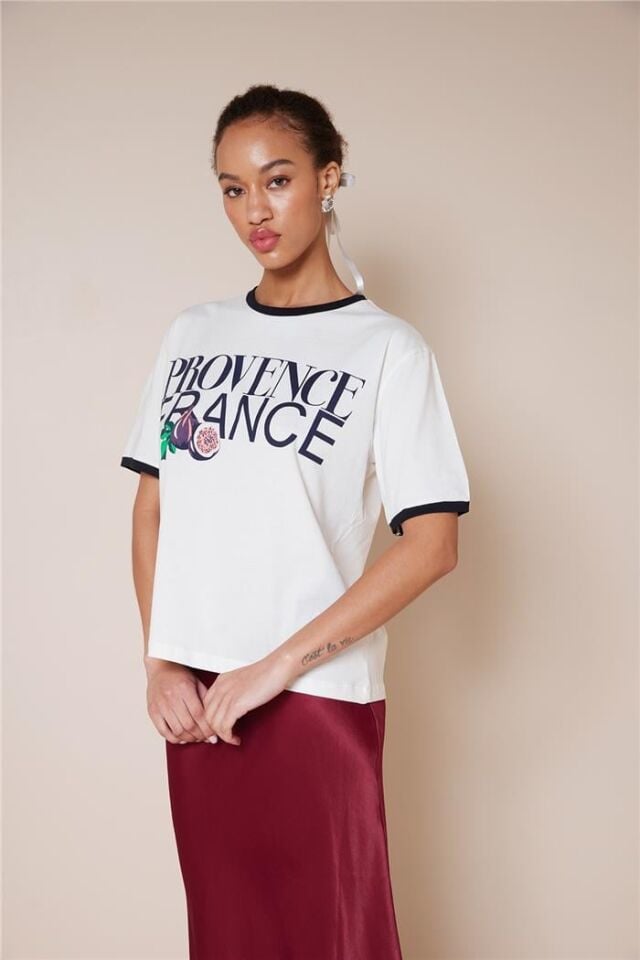 KONTRAST DETAYLI YAZI BASKILI T-SHIRT