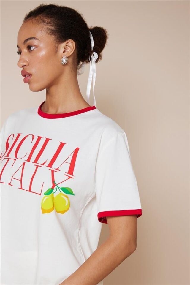 KONTRAST DETAYLI YAZI BASKILI T-SHIRT
