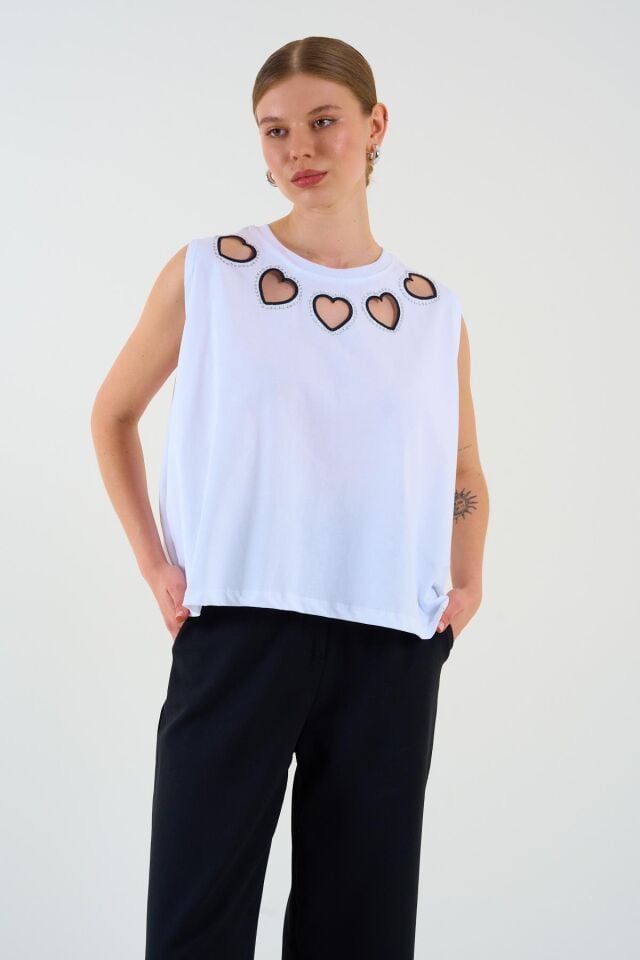 Kalp Delikli Kolsuz T-shirt