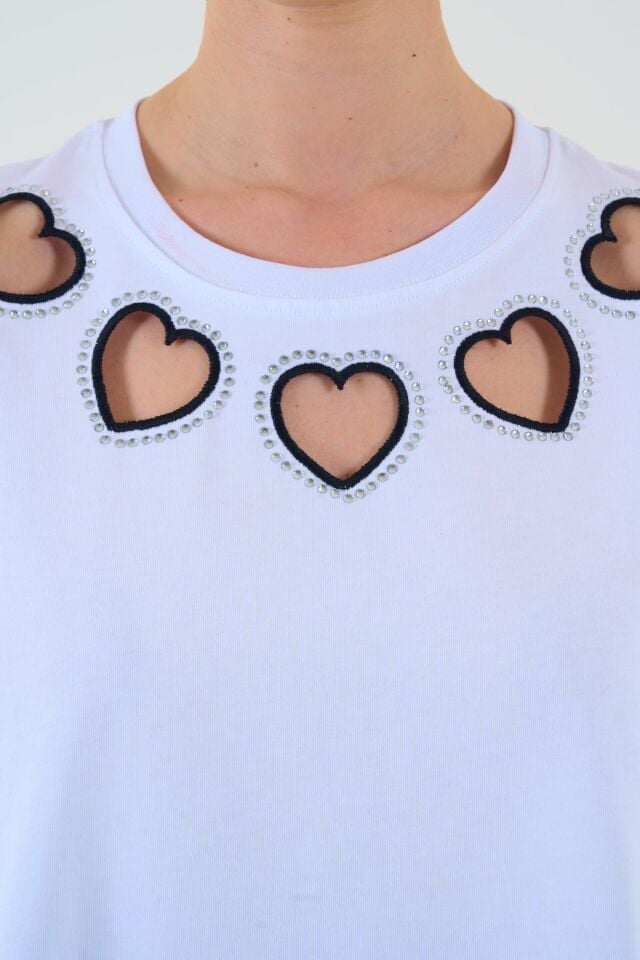 Kalp Delikli Kolsuz T-shirt