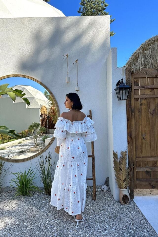 Omuzları Lastikli Brode Elbise