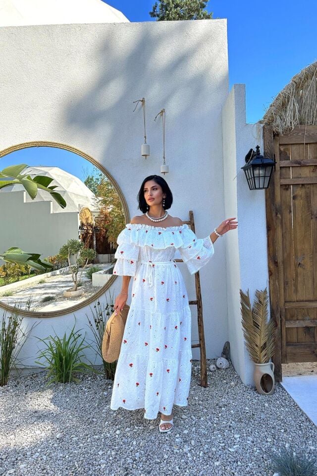 Omuzları Lastikli Brode Elbise